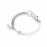 Pulsera plateada con una mitad de cadena de eslabones gruesos y la otra mitad de perlas blancas. El cierre es un mosquetón adornado con cristales transparentes.