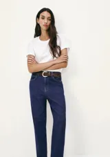 Camiseta de manga corta color terracota, con cuello redondo y corte ajustado.