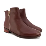 Bota corta de cuero color marrón con cierre lateral dorado, taco bajo de madera y detalle de costuras en el empeine.