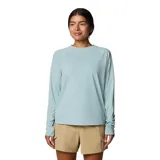 Remera de manga larga celeste con protección solar UPF 50, tecnología Omni-Freeze para regular la temperatura y Omni-Wick para secado rápido. Tiene puños con orificios para los pulgares y presilla para lentes de sol en la manga.