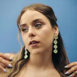 Aros colgantes con pasadores de acero quirúrgico hipoalergénico y dijes en forma de conchas marinas.