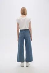 Pantalón de jean color beige, de corte ancho y largo cropped.