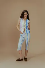 Conjunto de capri y chaleco a rayas verticales de colores pastel. El chaleco se ata con lazos en el frente.