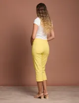 Pantalón capri amarillo de gabardina elastizada marca Ruby Rd, con pretina ancha elastizada, bolsillos delanteros simulados y bolsillos traseros aplicados.