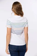 Remera tipo polo color beige con rayas horizontales en tonos pastel.