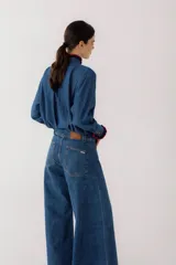 Pantalón jean color borgoña, de corte wide leg y tiro alto.