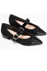 Zapato guillermina de gamuza negra con puntera de charol brillante y tira sobre el empeine con hebilla dorada. Tacón bajo y cuadrado.