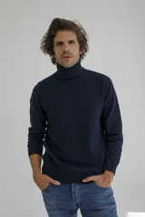 Sweater color marrón claro de punto con cuello alto.