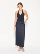 Top marrón con escote halter y espalda descubierta.