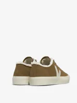 Zapatillas bajas Veja Wata II Low color marrón, con logo "V" blanco en los laterales, cordones blancos y cuello con forro de piel sintética.