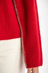 Sweater de lana verde con calce al cuerpo, de manga larga y diseño estructurado.