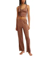 Conjunto de pijama color marrón con estampado floral, compuesto por un top sin mangas con escote en V y un pantalón largo de corte holgado con cintura elástica.