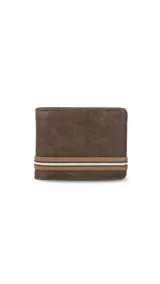 Billetera marrón de símil cuero lisa con galón elastizado marrón, blanco y beige. Interior con doble repartición para billetes, visor y tarjeteros.