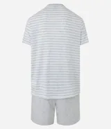 Conjunto de pijama corto para hombre marca Viko, compuesto por una remera de media malla con cuello en V y estampado de rayas horizontales, y una bermuda lisa con cintura elástica.