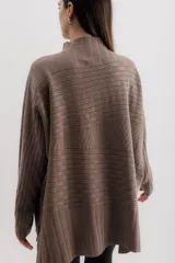 Sweater gris de punto con cuello alto y diseño de líneas horizontales en relieve.