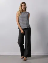 Blusa sin mangas plisada con cuello a la base, marca Zac & Rachel. Tiene una abertura en la espalda con un botón forrado.