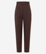 Pantalón zanahoria de poliéster color marrón, de cintura alta, con cierre tradicional, bolsillos traseros y botón metalizado con efecto martillado.