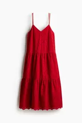 Vestido midi rojo con breteles finos, escote en V y broderie calada. Tiene corte holgado, pinzas en el busto, elástico en la espalda, fruncido escalonado y bajo festoneado. Está forrado.