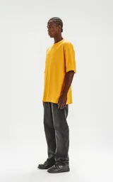 Remerón de algodón premium color amarillo mostaza, con corte extra oversize, hombros caídos y cuello redondo ribeteado al tono.