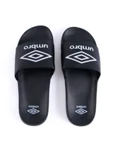 Ojotas negras marca Umbro, con logo de la marca en la tira superior.