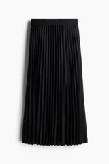 Pollera tobillera negra de corte evasé en punto plisado, tiro alto con cintura elástica y tajo pronunciado adelante.
