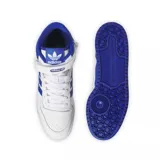 Championes Adidas Forum Mid, de caña media, color blanco con detalles en azul. Presentan las tres tiras características de la marca en azul y el logo del trifolio en el lateral.