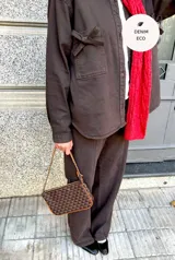 Sobrecamisa oversize color chocolate confeccionada en denim bio certificado con acabados biodegradables y suavizante vegetal de bajo impacto ambiental.