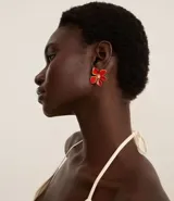 Aros tipo botón con forma de flor esmaltada color rojo con centro dorado.