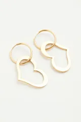 Aros dorados pequeños con dije en forma de corazón.
