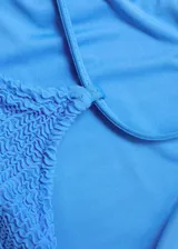 Traje de baño entero color marrón chocolate, con textura arrugada y tirantes finos.