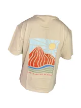 Remera gris con efecto gastado, de manga corta y corte holgado. Estampa en el pecho con un sol, una ola y la frase 'Life is Better'.