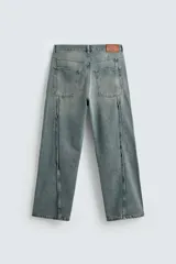 Pantalón de jean celeste de corte amplio con efecto lavado. Tiene cinco bolsillos y costuras frontales en las piernas.