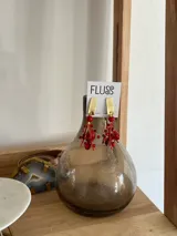 Aros colgantes hechos a mano con base dorada y mix de cristales, corales y piedras en tonos rojos.