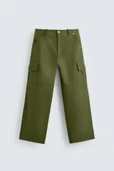 Pantalón cargo verde oliva de corte relaxed fit, confeccionado en tejido de algodón compacto con estructura twill. Cuenta con bolsillos frontales, traseros de vivo y bolsillos plastrón con solapa en las perneras.