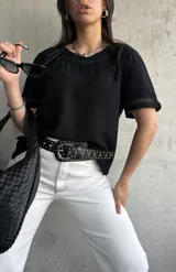 Remera negra de mangas cortas con detalle de encaje en cuello y mangas.