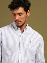 Camisa de vestir a rayas verticales azules y blancas, corte slim fit, con cuello abotonado y logo bordado en el pecho.