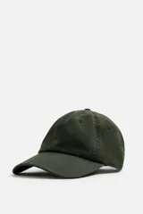 Gorra verde militar de algodón con efecto lavado y visera curva.