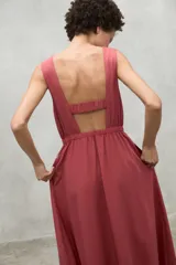 Vestido midi negro sin mangas, con cuello redondo, cintura elastizada y bolsillos laterales. Confeccionado en tejido Tencel Lyocell.