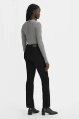 Pantalón de jean negro de corte recto, tiro alto y calce ajustado.