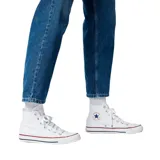 Championes Converse Chuck Taylor All Star Hi, color blanco, de caña alta, con cordones y suela de goma. Logo de Converse en el lateral.