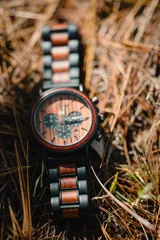 Reloj multifuncional para hombre, con caja de madera de sándalo rojo y acero inoxidable negro. La esfera es de madera de sándalo rojo con subdiales negros funcionales que ofrecen cronógrafo, indicador de 24 horas y fechador. La malla es de acero inoxidable negro con incrustaciones de madera de sándalo rojo.