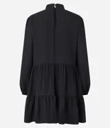 Vestido corto negro de chiffon con cuello alto, manga larga, volantes en la falda y cierre con botón en la espalda.