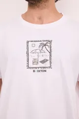 Camiseta blanca de manga corta con estampa en la espalda de una escena de playa enmarcada.