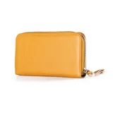 Billetera de símil cuero color camel con cierre perimetral y logo XL plateado en el frente.