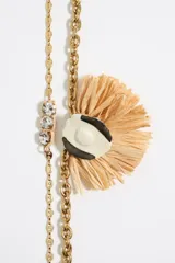 Collar doble con colgante en forma de flor de cerámica y rafia, con cierre de mosquetón.