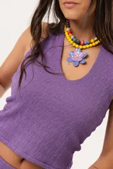 Musculosa violeta con textura arrugada y cuello halter.