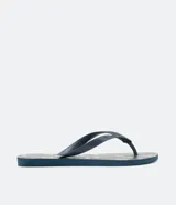 Chinelas de dedo azul marino con estampado de hojas blancas y marrones.