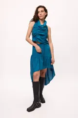 Top blanco sin mangas con cuello halter y frunces ajustables en el frente. Confeccionado en algodón y lino.