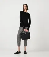 Suéter de punto color verde, con cuello barco, mangas largas y textura acanalada.