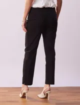 Pantalón verde esmeralda de gabardina elastizada, marca Zac & Rachel. Corte recto, pretina ancha pespunteada, bolsillos simulados y largo al tobillo.